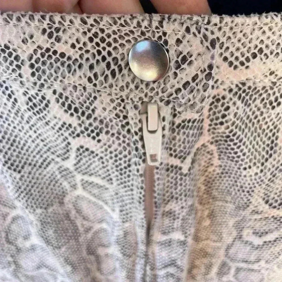 Free People women’s Snakeskin animal Print Mini Skirt NWT size 6 front side zip - Picture 6 of 9